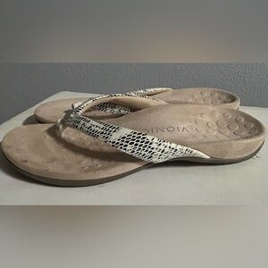 Vionic off white/black faux snake skin flip flop thongs, women’s size 7.